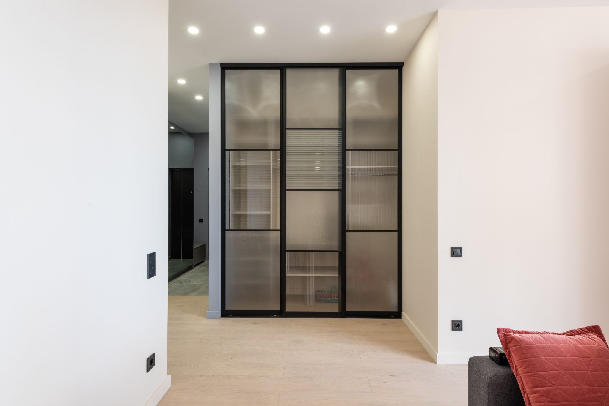 glass-wardrobe-in-modern-apartment
